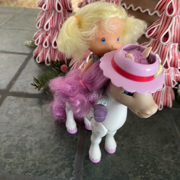 Bandai Strawberry Shortcake Milkshake Pony and Angel Cake Doll - Picture 6 of 9